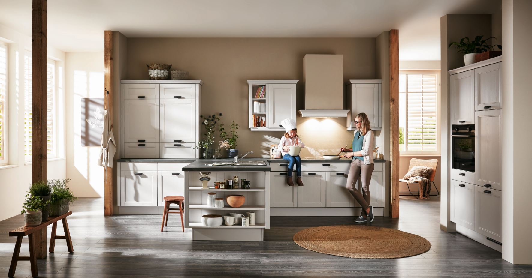 Klasszikus vonalú, fehér konyha szigettel