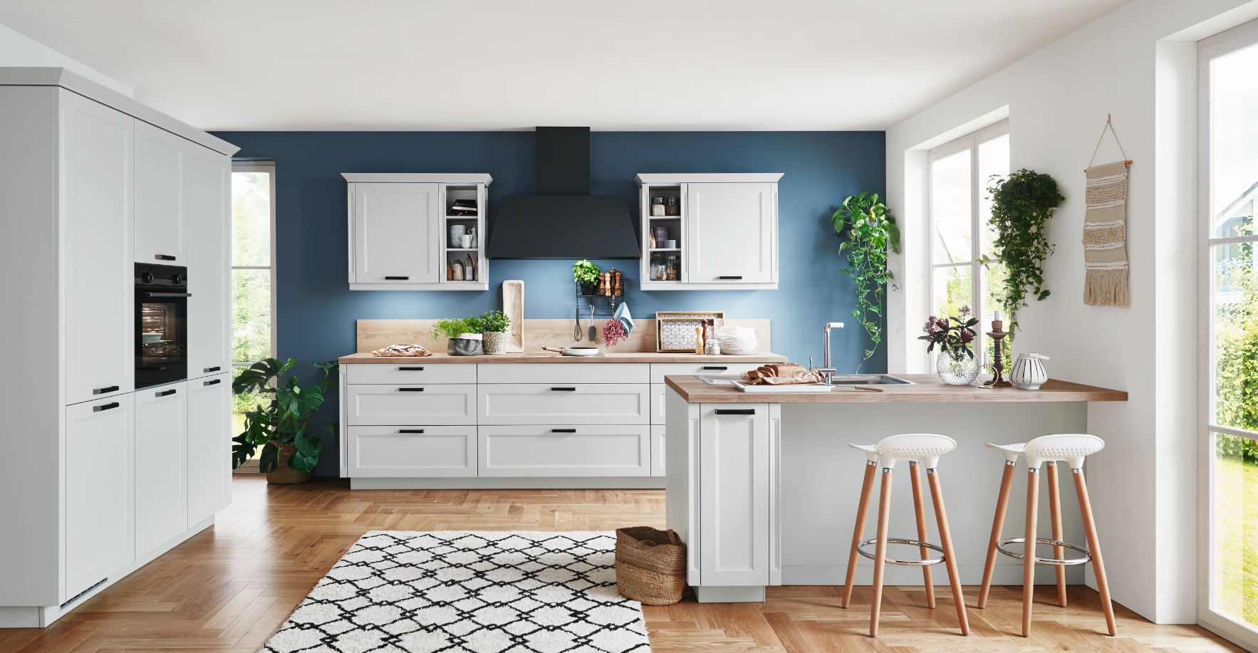 Különálló fehér klasszikus konyha, szigettel