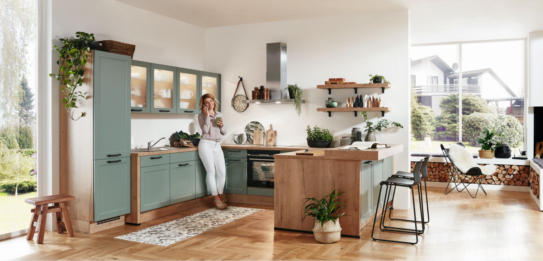 Grüne und Eichenküche mit Insel