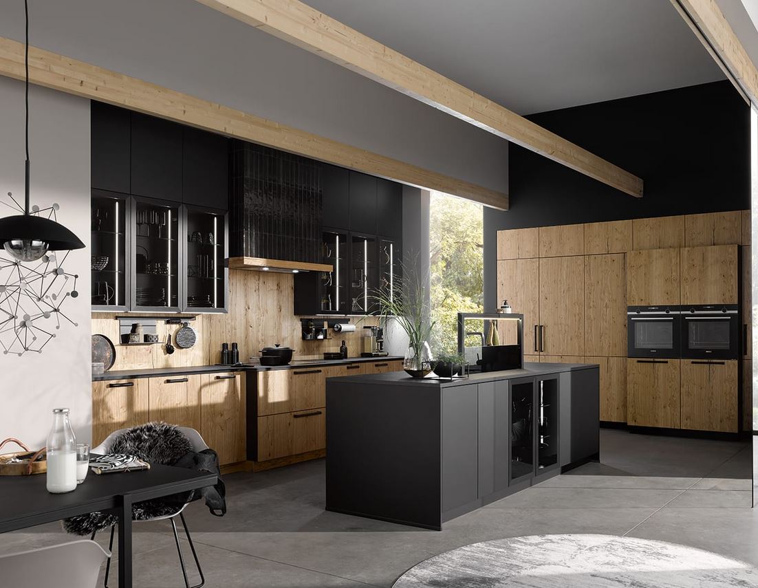 Loft konyha tömör tölgy fa és fekete fronttal