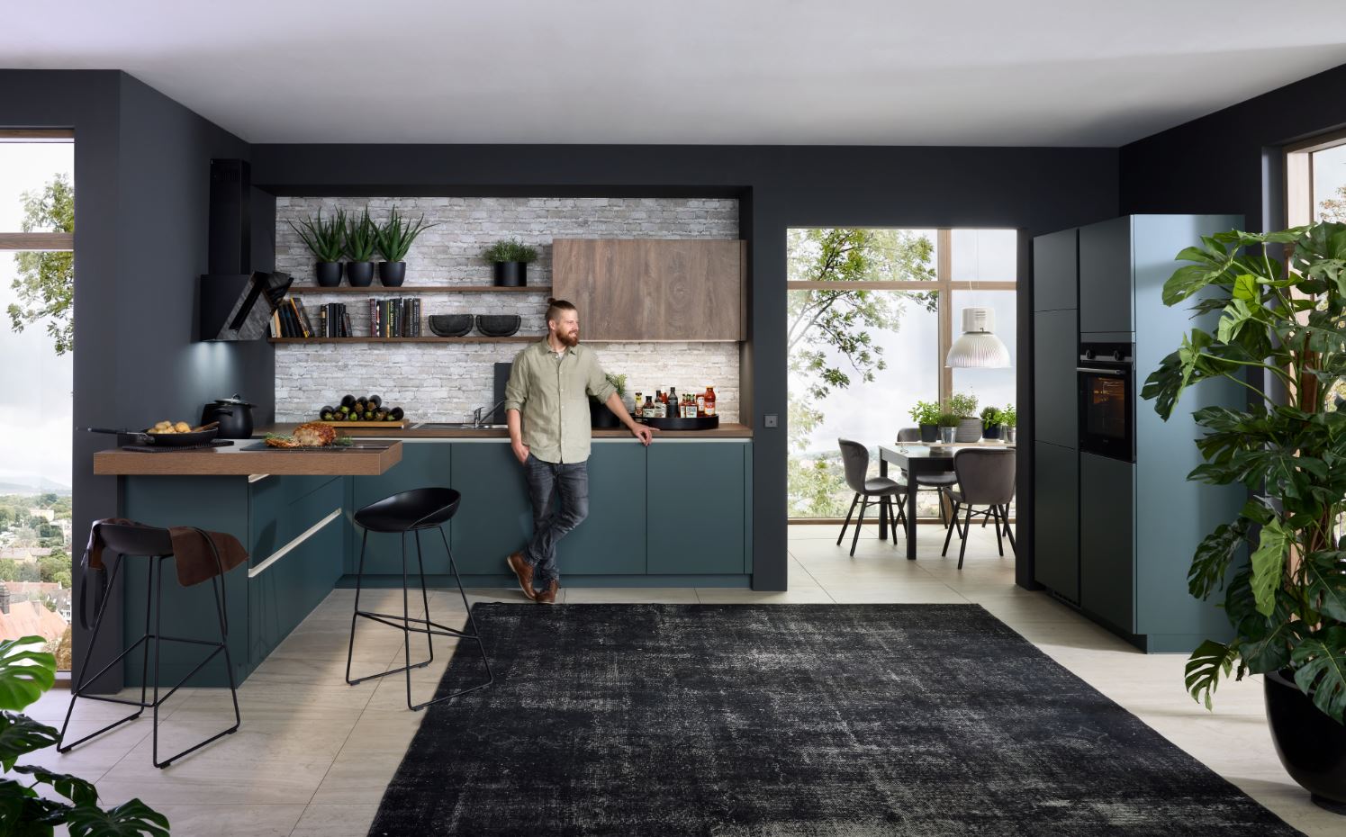 Moderne grifflose Küche mit grünen und Eichenfronten