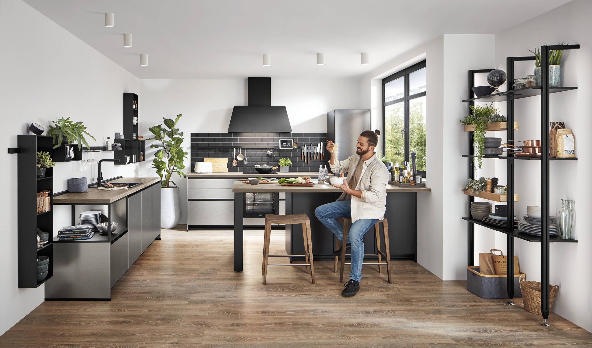 Edelstahl- und schwarze Loft-Stil-Küche