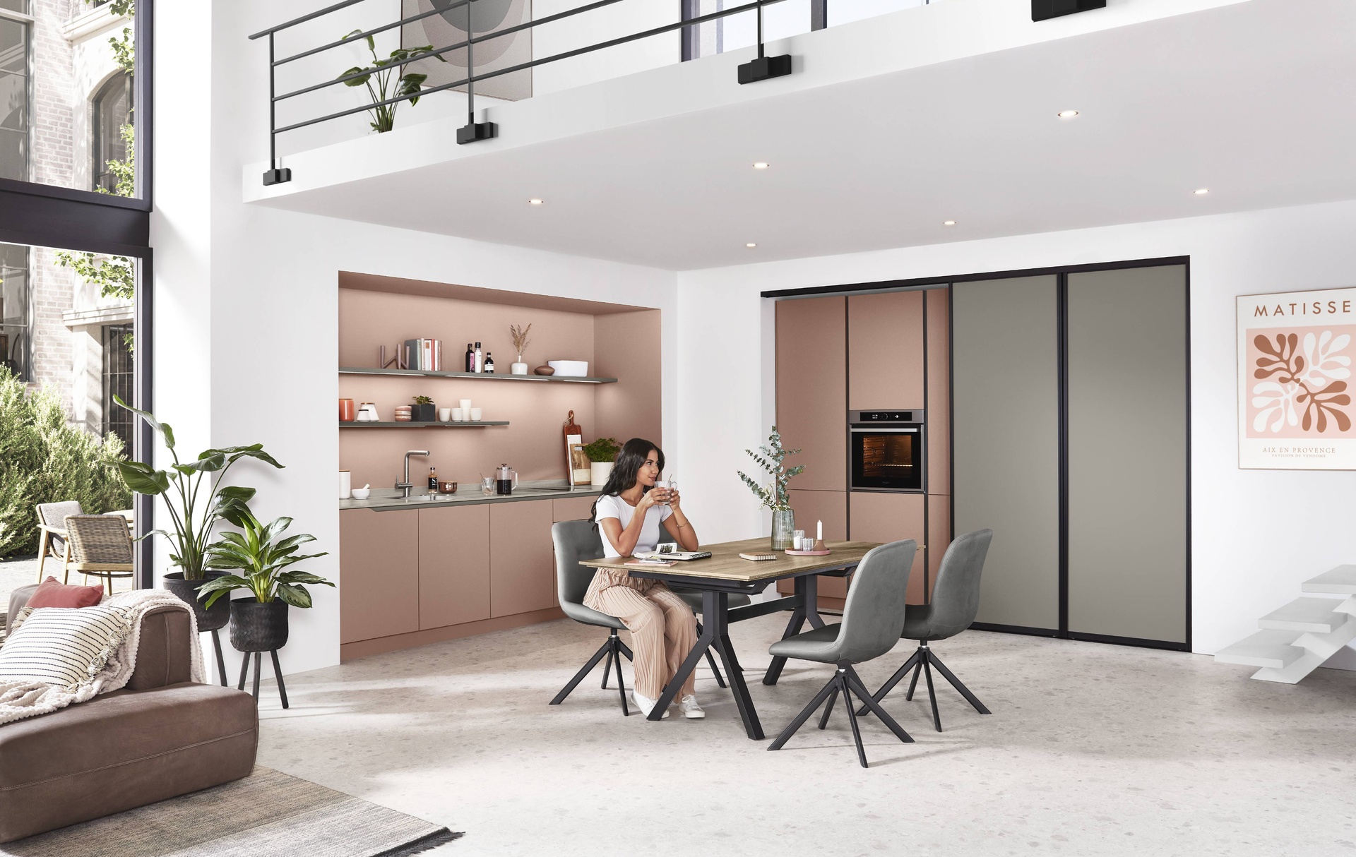 Púder színű konyha fogantyú nélkül tolóajtóval