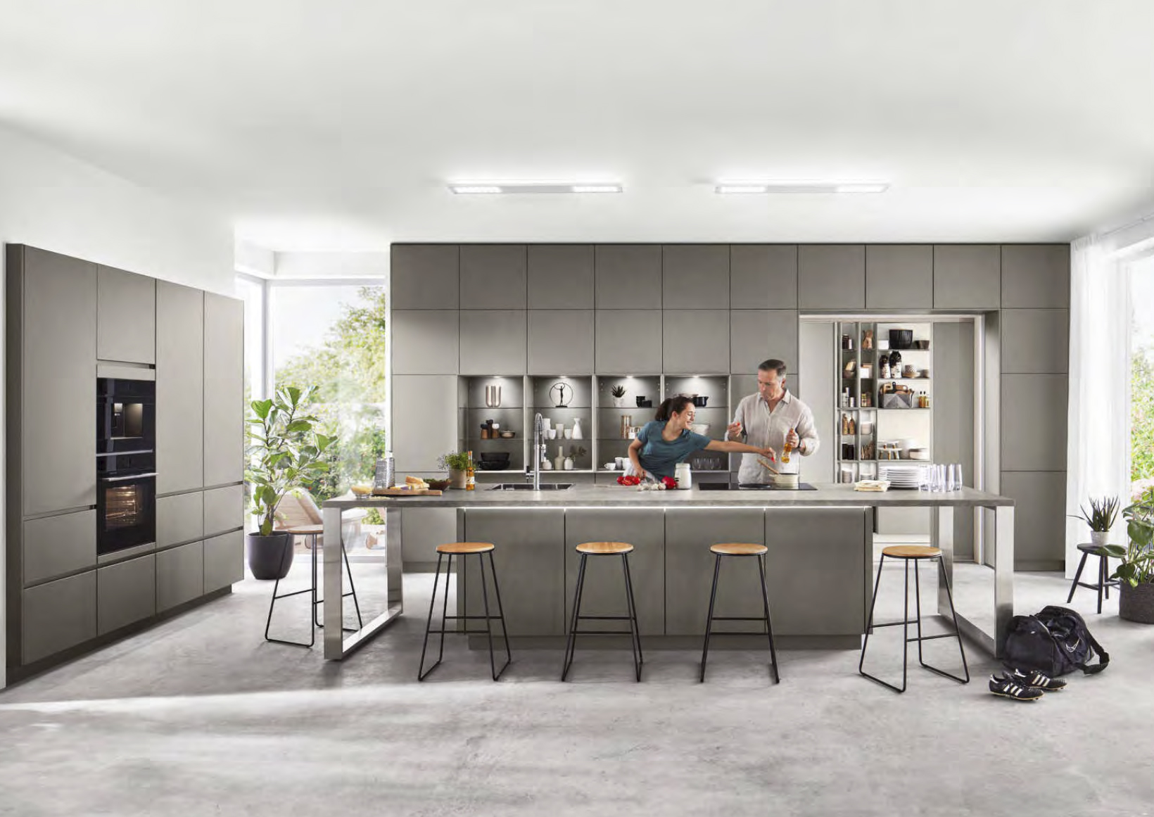 Fogantyú nélküli konyha, kőhatású front és munkalap